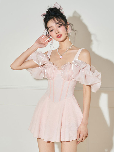 Image of Sweet Lolita indossa una tuta senza maniche rosa