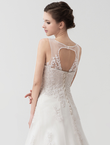Romantisches A-Linie-Brautkleid aus Tüll mit Herz-Ausschnitt und Perlen-Applikation und Schleppe in