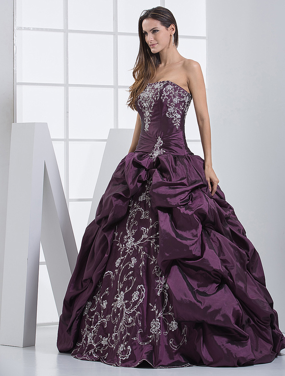 Robe de boule bustier en taffetas pourpre brodé