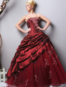 Robe de boule en couleur de bourgogne sans bretelles en taffetas