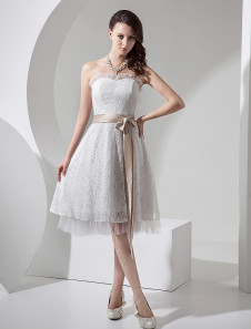 Mini Robe de mariée courte en beige et en satin avec ruban et dentelle