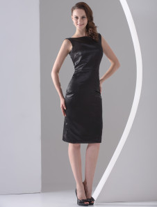 Robe de cocktail en fausse soie noire de col bateau