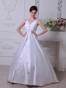Robe de mariée en satin blanc détail broderie avec bretelles finesà traîne courte