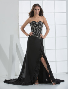 Robe de soirée noire sans bretelles faite en satin de forme en coeur