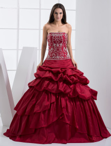 Robe de boule en taffetas bordeaux plissé bustier