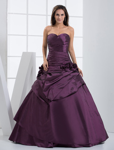 Robe de boule en taffetas pourpre plissé d'encolure en coeur
