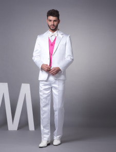 Excellente blanche costume de mariage en satin avec deux boutons