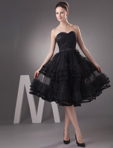 Robe de cocktail en dentelle noire d'encolure en coeur