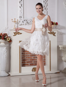 Mini robe de mariée en dentelle col V avec ruban à nœud