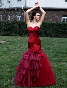 robe de soirée éblouissante bordeaux boule en satin encolure coeur à traîne