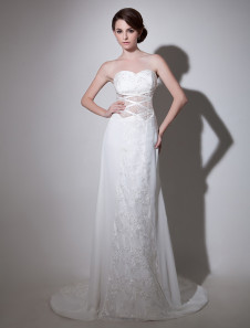 Robe merveilleuse de soirée ivoire fourreau effet encolure coeur avec perles