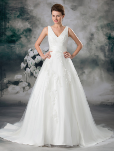 Robe de mariée sublimée boule ivoire en tulle avec col V avec perles à traîne courte