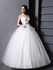 Robe de mariage soutenue boule blanche en tulle détail encolure coeur avec noeud longueur plancher