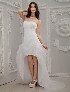 Robe de mariage boule blanche en organza avec encolure coeur asymétrique