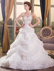 Robe de mariage boule ivoire en satin à volants avec encolure coeur traîne chapelle