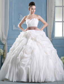 Robe de mariage en organza ivoire plissé à col dentelé