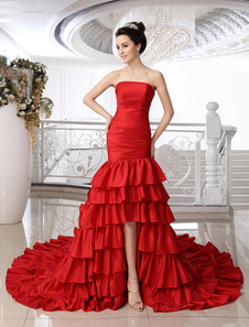 Robe de mariée en taffetas rouge bustier à traîne église