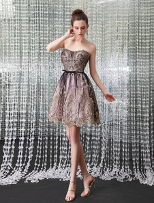 Robe de cocktail en dentelle rose bustier avec applique