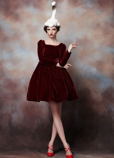 Mini robe de soirée A-ligne bordeaux en velours col carré