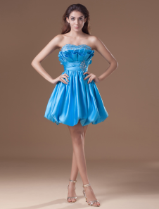 Robe de cocktail boule bleue en satin avec encolure coeur mini