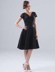 Robe de cocktail en dentelle noire de col V avec dentelle