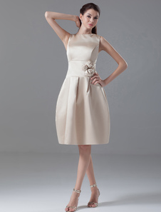 Robe de cocktail A-ligne en satin champagne avec fleur