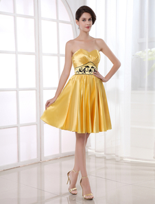 Robe de cocktail jonquille en satin stretch encolure coeur longueur genou