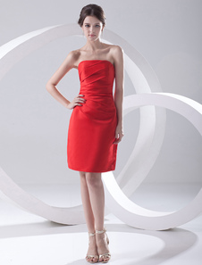 Robe de cocktail fourreau en satin rouge bustier plissé