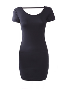 Fascinante mini robe sexy en satin stretch noir détail col ras du cou et manches courtes