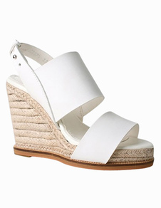 Sandales compensées charmantes noires en peau de vache avec bouton