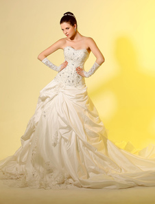 Robe de mariage soutenue boule ivoire en taffetas détail encolure coeur avec applique à traîne court