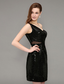 Petite robe noire avec paillettes à col rond longueur genou