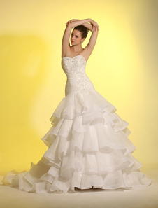 Robe de mariée sublimée boule ivoire en organza détail encolure coeur avec applique à traîne