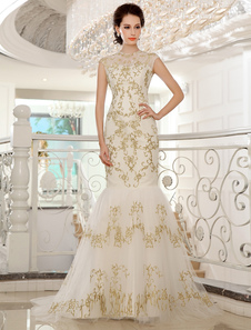 Robe de mariée en dentelle ivoire brodé col rond à traîne