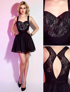 Petite robe noire en mousseline de soie avec dentelle