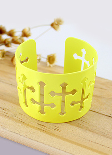 Creux des Crucifix en Bronze élégant Bracelet pour femme