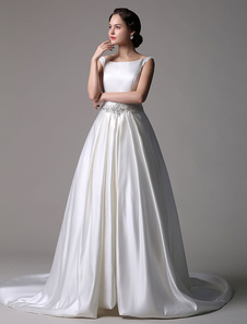 Robe mariée boule satin ivoire col bateau Avec traîne