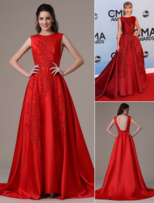 Robe de bal rouge pour le découpage de CMA Taylor Swift
