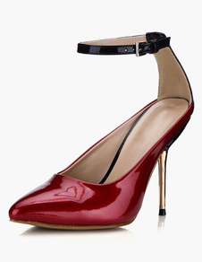 Escarpins à bout pointu et talons aigus verni