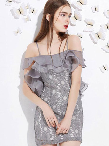 Séduisante mini Robe en dentelle unicolore détail épaules ouvertes à volants à bretelles