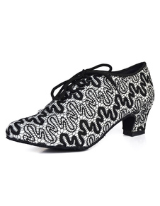 Britanniques des femmes lacent vers le haut de chaussures de danse