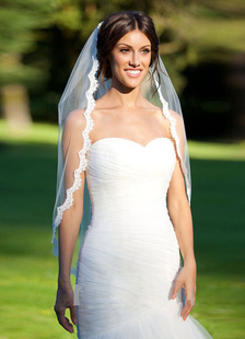 Voiles de mariée Tulle un niveaux dentelle bord coupé forme classique du bout des doigts voiles avec