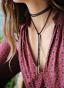 Fabuleux collier en suède style contemporaine