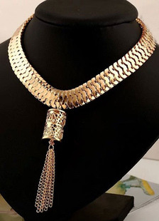 Fascinant collier métallique style contemporaine et frange