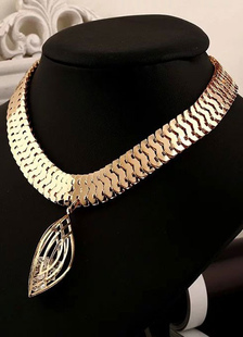 Fascinant collier métallique style contemporaine creusé