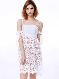 Belle robe skater sexy en dentelle unicolore détail épaules ouvertes plissé à bretelles