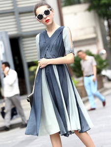 Séduisante robe skater doux en chiffon bleue bicolore détail épaules ouvertes croisé col V