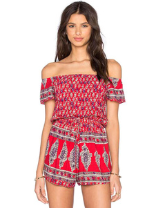 Barboteuse de Style Boho en rouge sur l’épaule