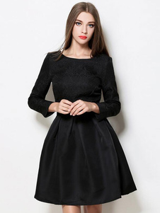 Belle robe skater mode en popeline unicolore moulant plissé col bateau