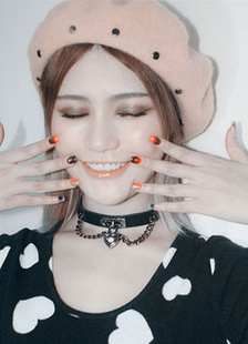 Doux collier en faux cuir mode ornement métallique